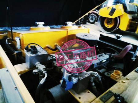 4噸無級變速自動擋雙鋼輪壓路機(jī)