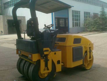 3噸雙驅(qū)雙振全液壓振動(dòng)壓路機(jī)
