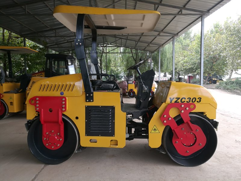 YZC303型3噸壓路機(jī)
