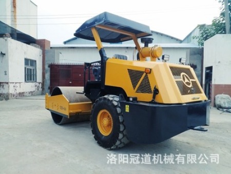 6噸單鋼輪振動(dòng)壓路機(jī)氣剎雙轉(zhuǎn)向操作臺(tái)可以側(cè)翻單桿操作簡(jiǎn)單