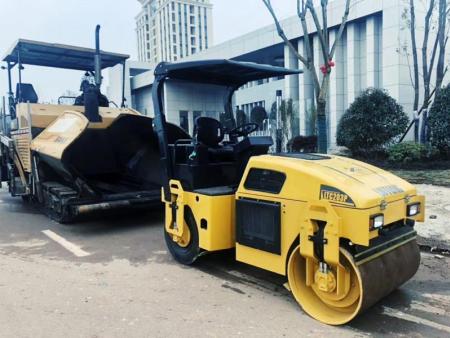 4噸前鋼輪后輪胎振動壓路機(jī)
