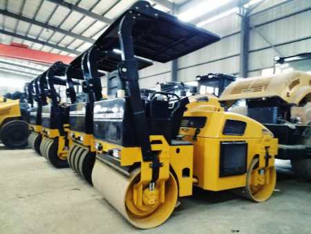 洛陽4噸全液壓雙驅(qū)雙振壓路機(jī)
