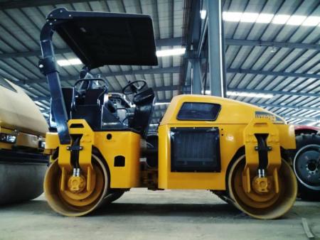 3噸雙鋼輪振動(dòng)壓路機(jī)